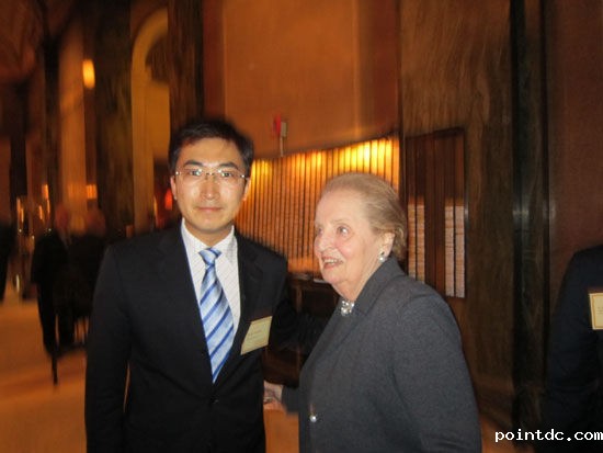 美国前国务卿奥尔布赖特(右)与新浪财经编辑。