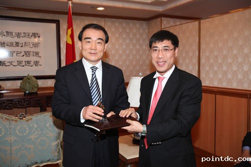 中国常驻联合国代表特命全权大使李保东与王伟斌