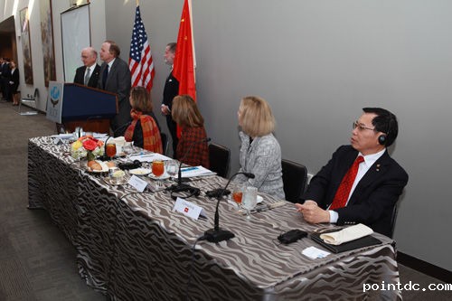 美国参议院国会议员分组交流